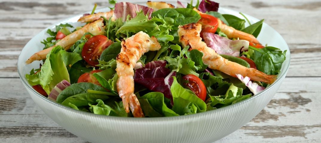 Pan-fried king prawns with tomatoes and herbs