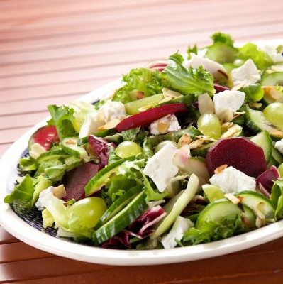 Salad with beetroot, goat cheese and almonds