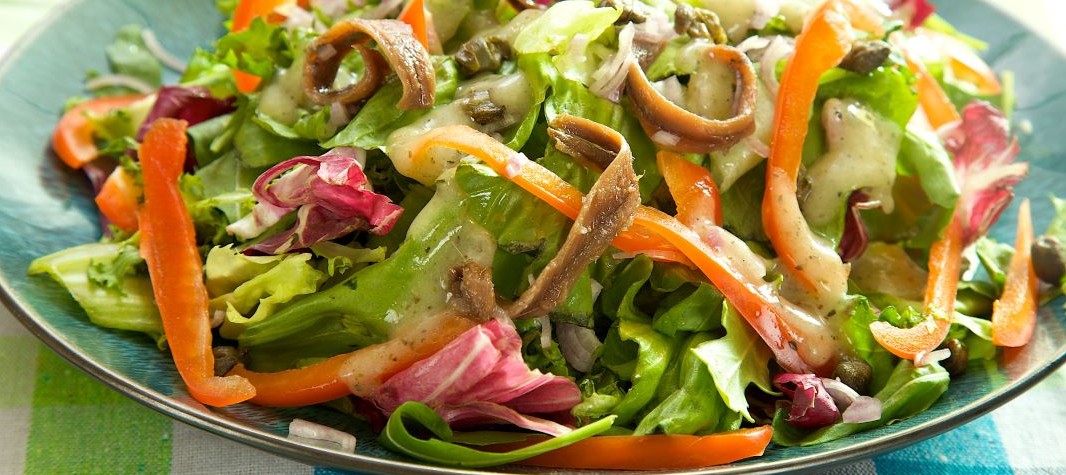 Sałata z anchois, smażonymi kaparami i papryką z winegretem