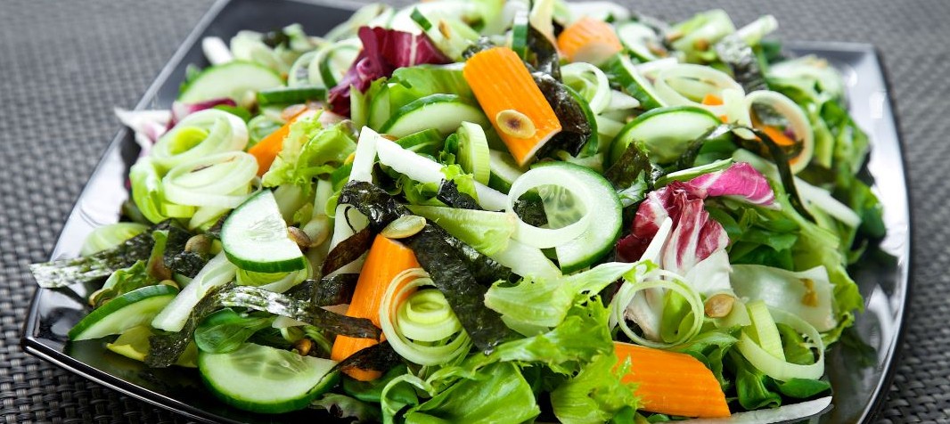 Sałatka z surimi, nori, ogórkiem i pestkami dyni
