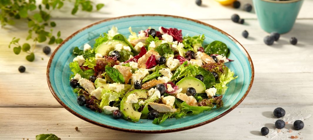 Salad with blueberries and chicken