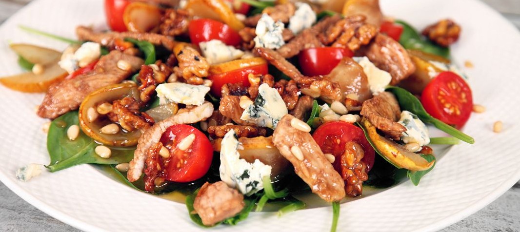 Spinach with caramelized pear and turkey