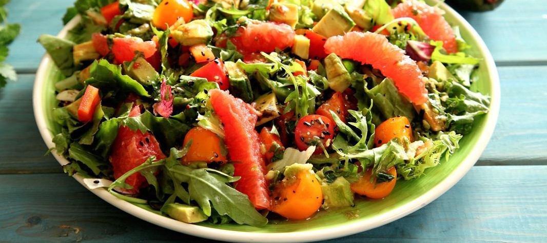  Salad with baked avocado and grapefruit