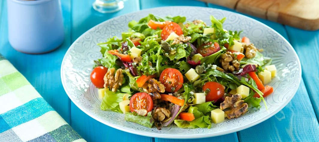 Salad with rocket, nuts, peppers and salsa verde sauce
