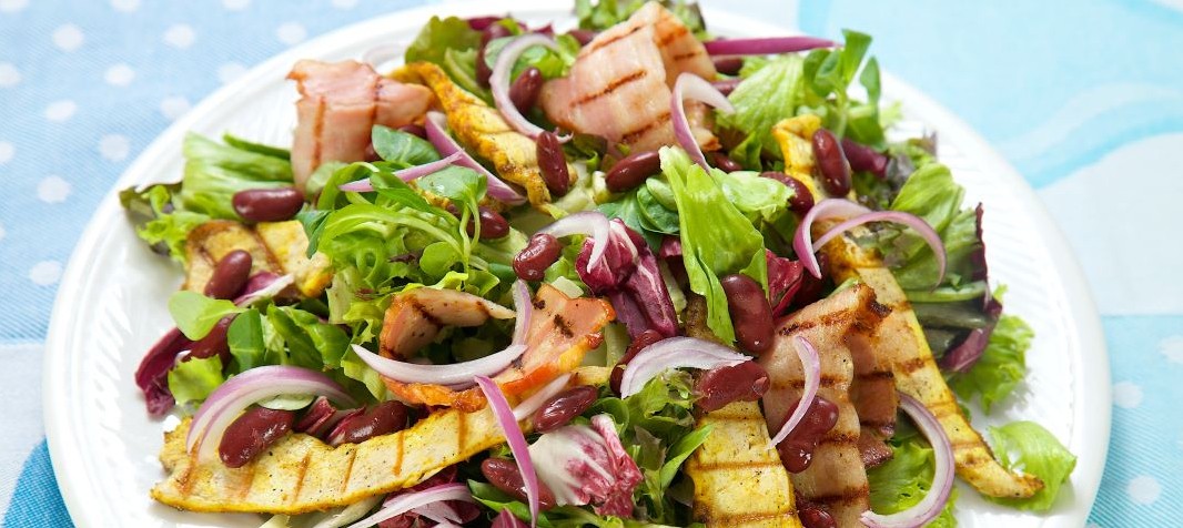 Salad with grilled chicken, bacon and red beans