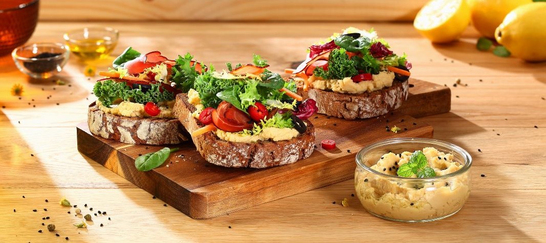 Toast with hummus, parma ham and salad