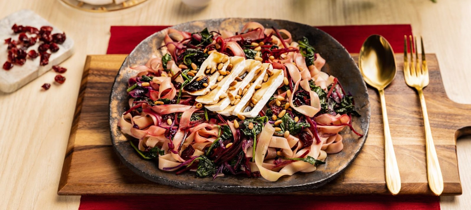  Tagliatelle z suszoną żurawiną i serem camembert 