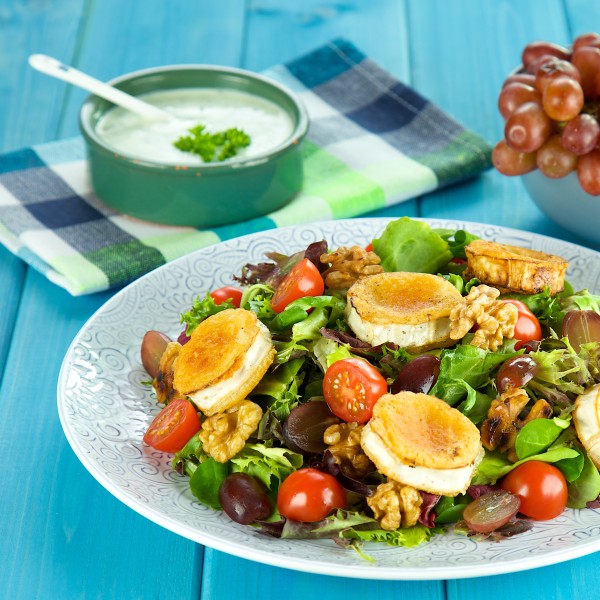 Salad with grilled goat cheese and Green Garden sauce