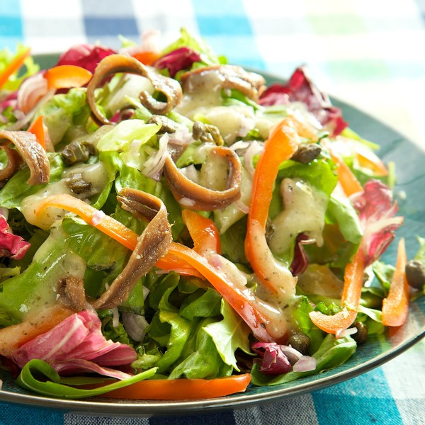 Salad with anchoies, fried capers and peppers with vinaigrette