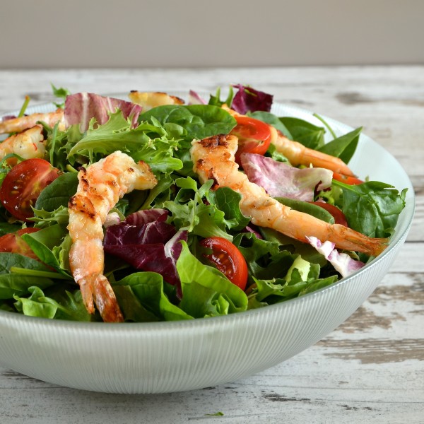 Pan-fried king prawns with tomatoes and herbs