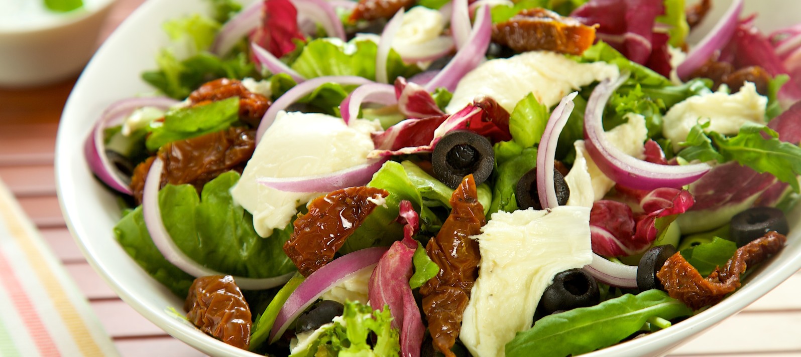 Salad with mozzarella, dried pomidorami and black olives