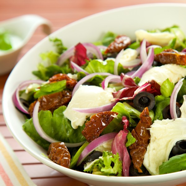 Salad with mozzarella, dried pomidorami and black olives