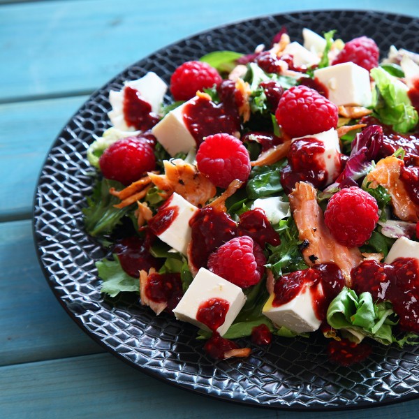 Salad with smoked salmon, raspberries and feta cheese
