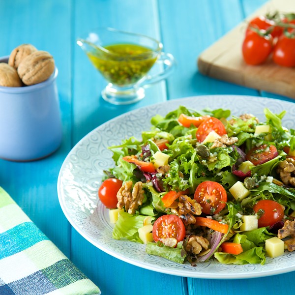 Salad with rocket, nuts, peppers and salsa verde sauce