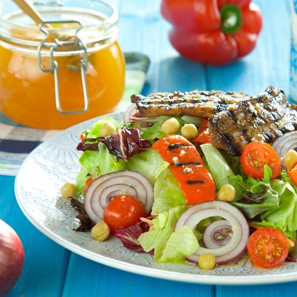 Salad with grilled bacon and chickpeas