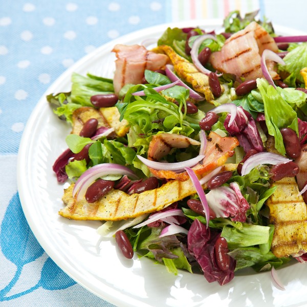 Salad with grilled chicken, bacon and red beans
