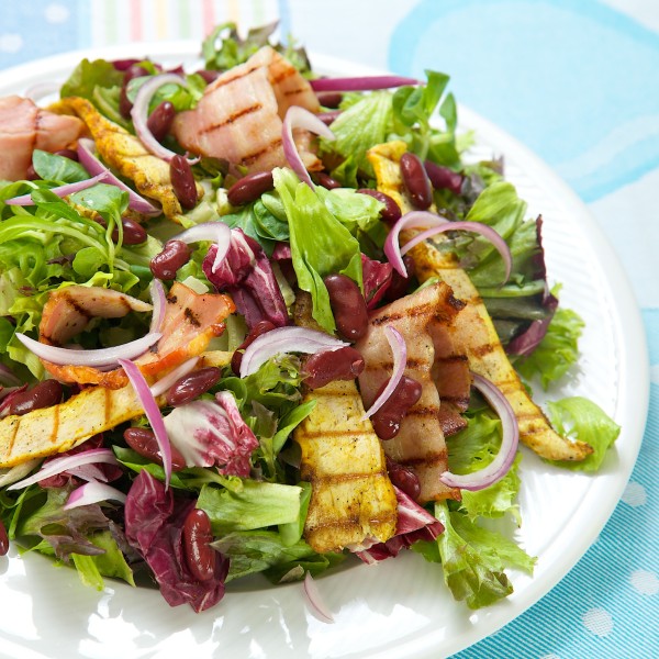 Salad with grilled chicken, bacon and red beans